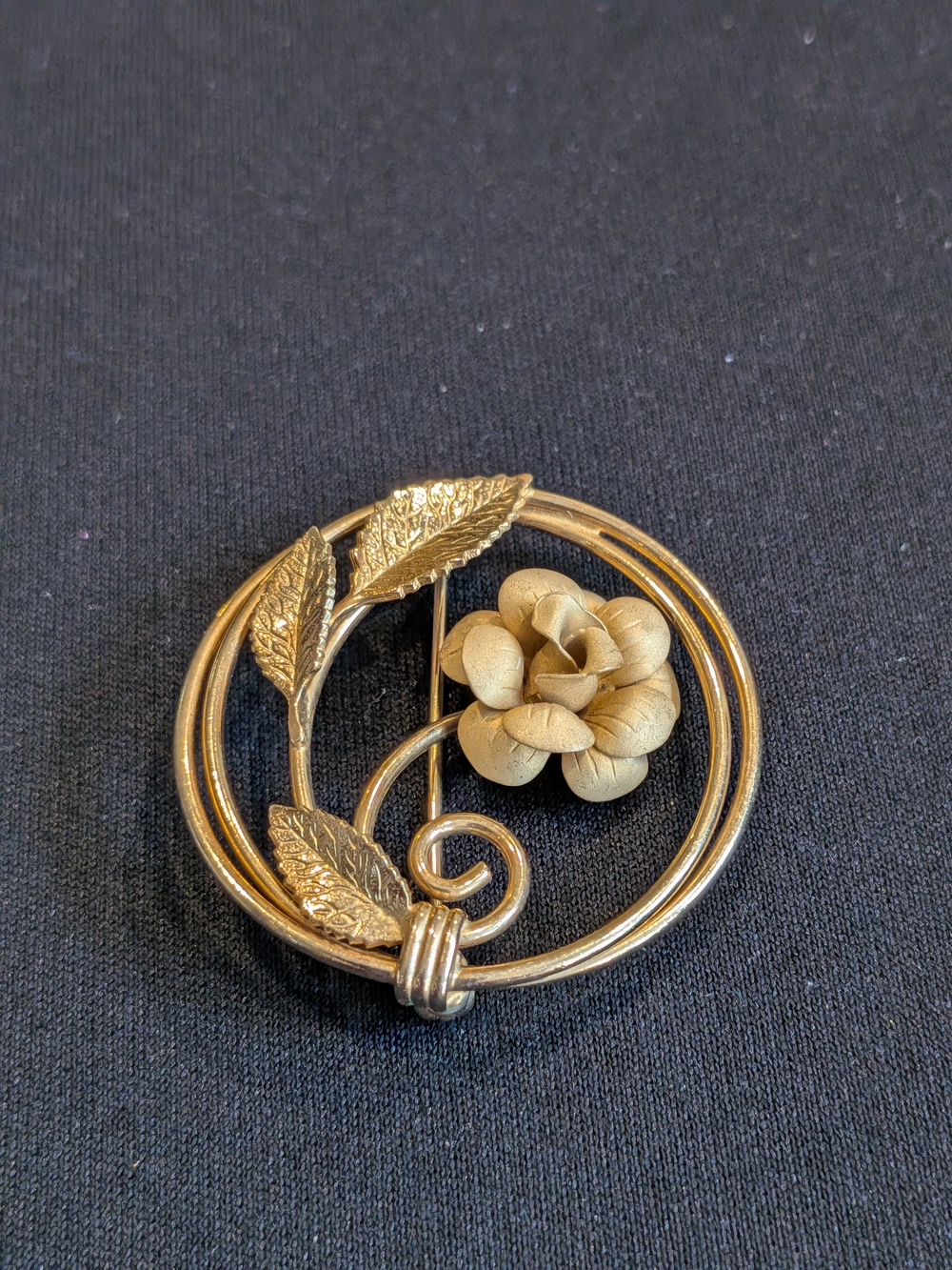 Vintage 1950s Amco Rose & Leaves Floral Circle Brooch